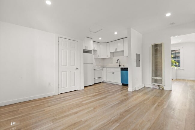 Building Photo - This spacious 1 bedroom, 1 bathroom apartm...