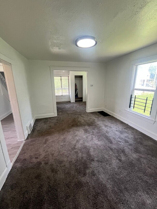 Building Photo - Charming 3-bedroom home, Section 8 Accepted