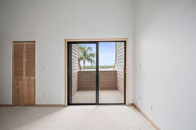 Building Photo - Stunning 2-bedroom, 2-bathroom condo with ...