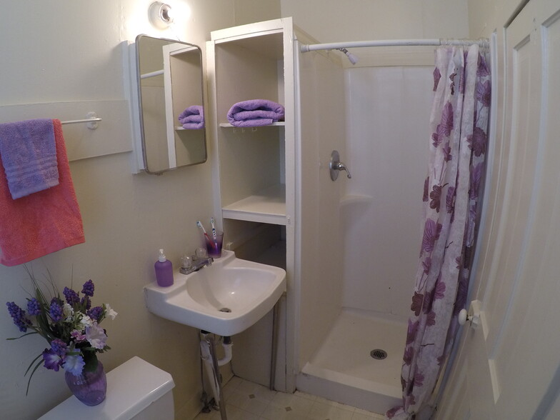 Bathroom - 1423 Columbia St