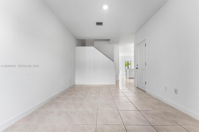 Building Photo - 4825 Dillon St