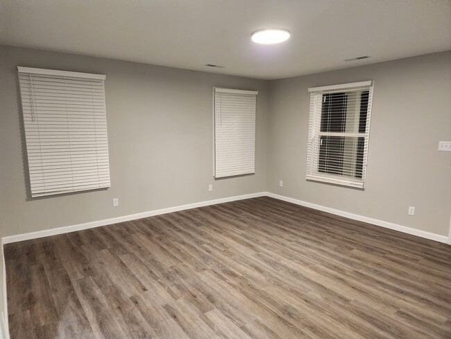 Building Photo - Beautiful 4 bedroom 2 bathroom home with g...