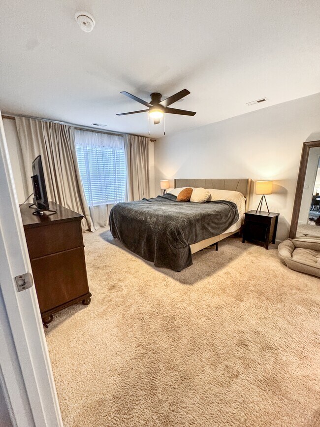 Building Photo - 523 Birdsong Dr