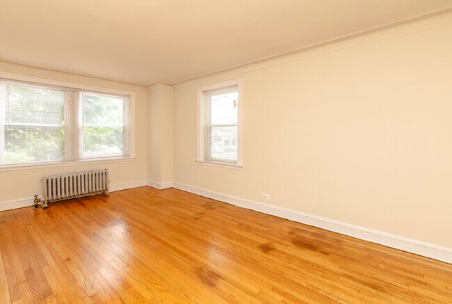 Building Photo - 6754 N Hermitage Ave