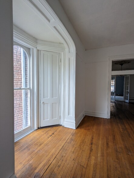 Building Photo - 346 S Rose St