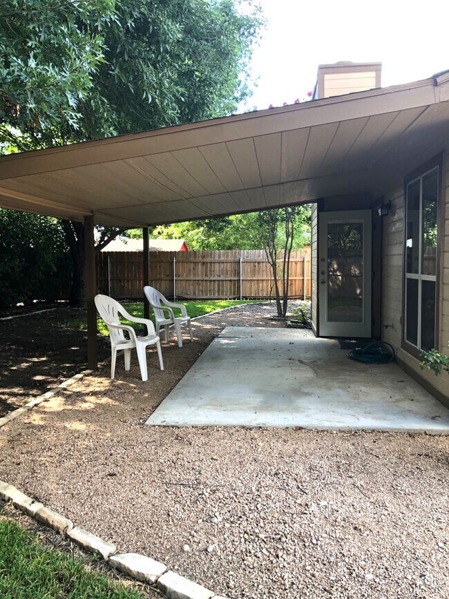 Building Photo - 917 Seminole Dr