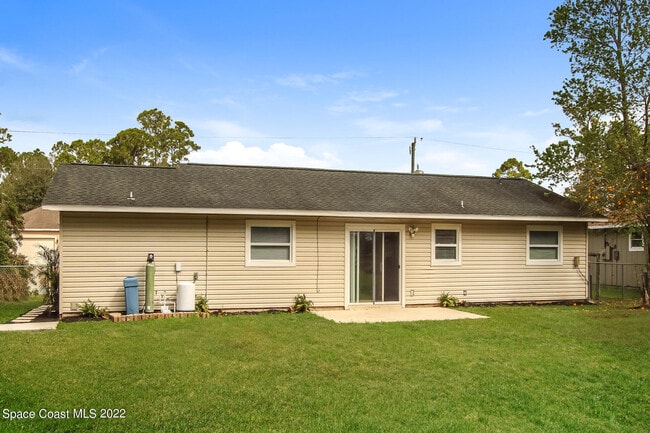 Building Photo - 764 Gelaso St SW