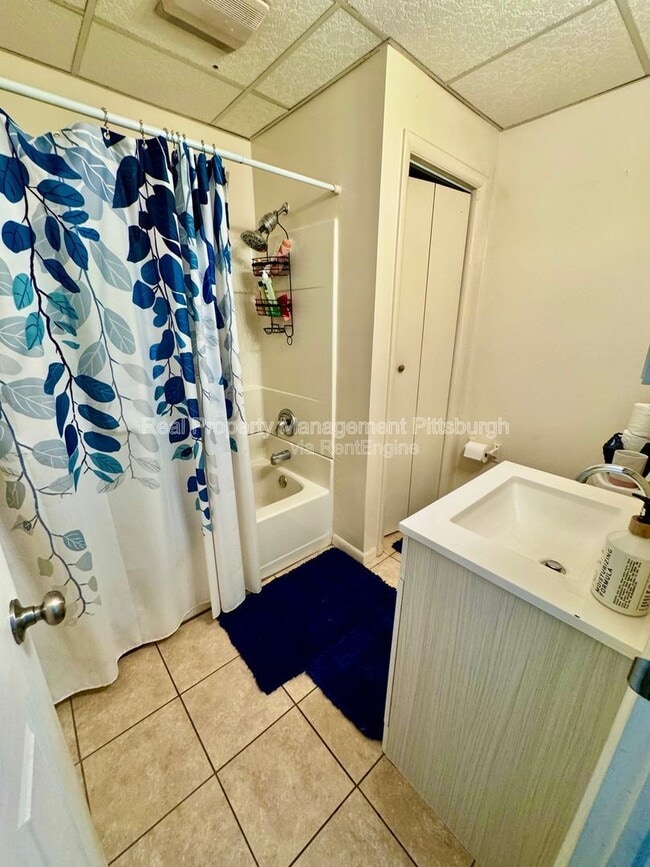 Building Photo - 2218 Sarah St