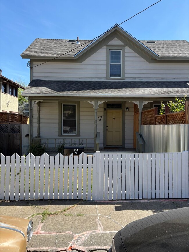 Building Photo - 214 Walnut St