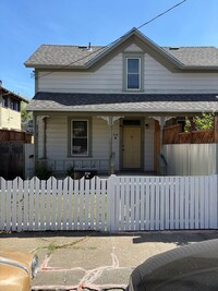 Building Photo - 214 Walnut St