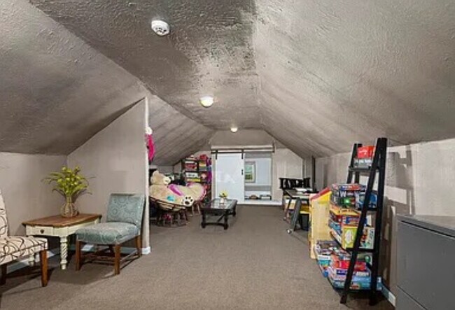 Building Photo - 1318 Division St