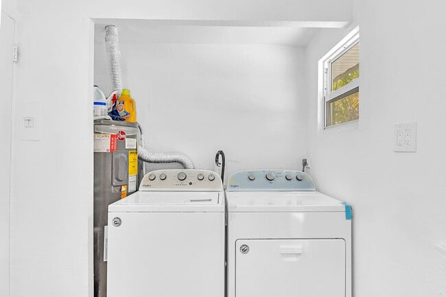 Building Photo - 1568 NE 35th St