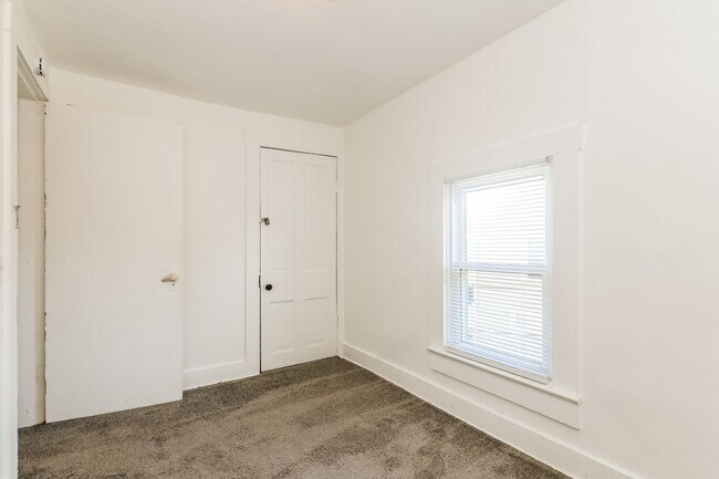 Building Photo - 215-217 Warren Dr.