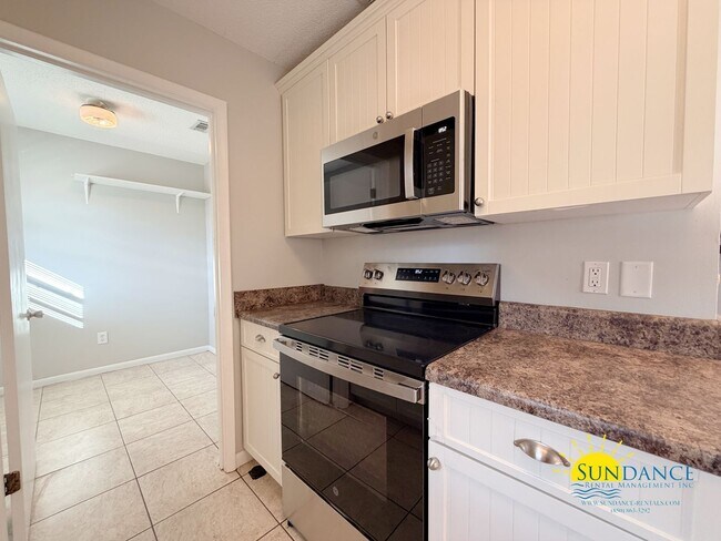 Building Photo - 4 miles from Hurlburt Field, 3 Bedroom beautiful home!