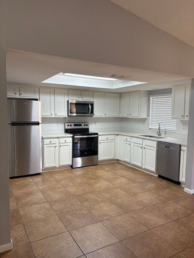 Building Photo - Beautiful 3/2 Available now!