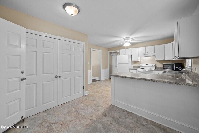 Building Photo - 1306 E 1st St