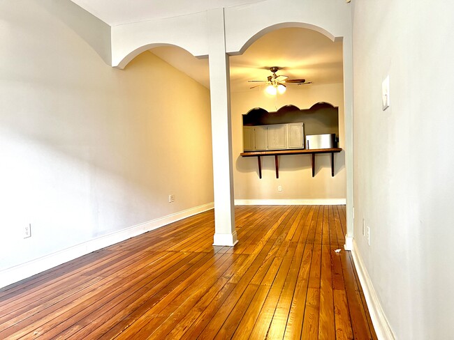 Building Photo - 406 E 31st St