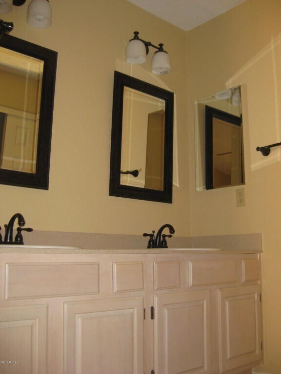 Building Photo - Bright & Peaceful Living in Oro Valley’s Gated Stoney Canyon