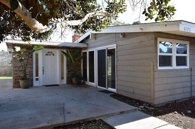 Building Photo - 3BR 2BA San Carlos Home - Vinyl Flooring, ...
