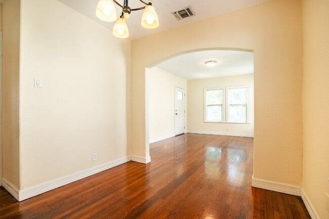 Building Photo - 3br / 2ba house in Woodlawn terrace, close...