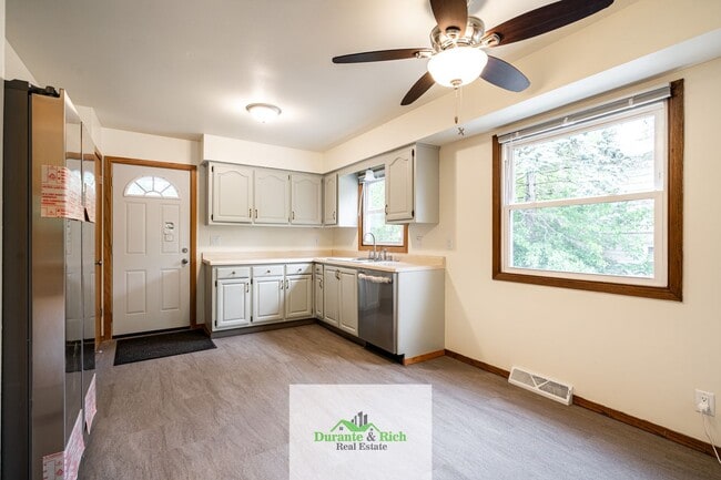 Building Photo - Upgraded Spacious 3 Bedroom Townhome Waukesha