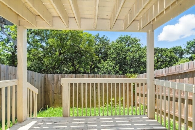 Building Photo - 3905 Vista Mar Dr