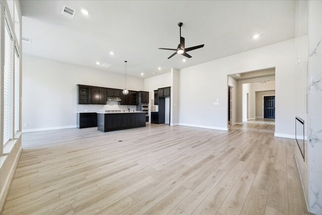 Building Photo - 2022 Serene Spgs Dr