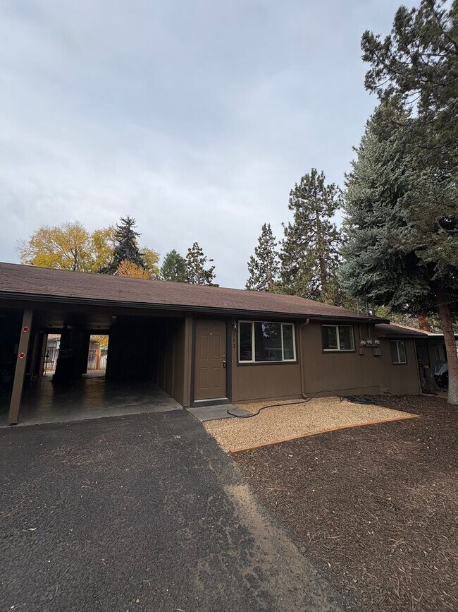 Primary Photo - 2 Bed/1 Bath Unit Located in SE Bend Triplex