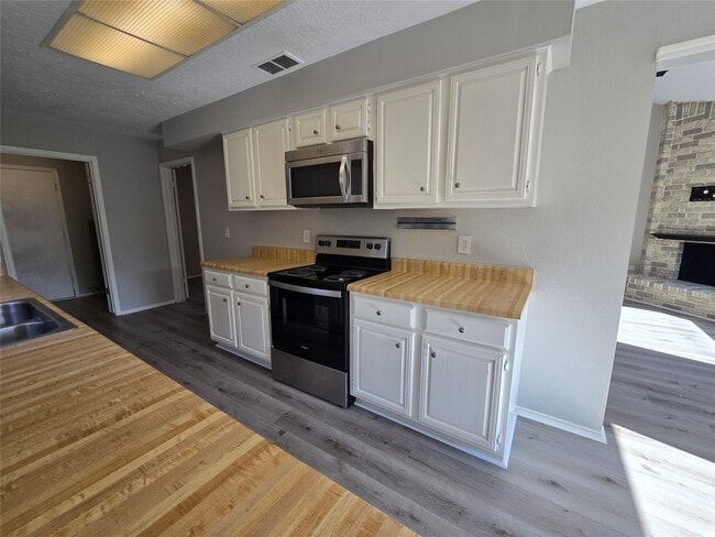 Building Photo - 22027 Rockgate Dr