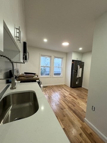 Building Photo - 4 Hilton St