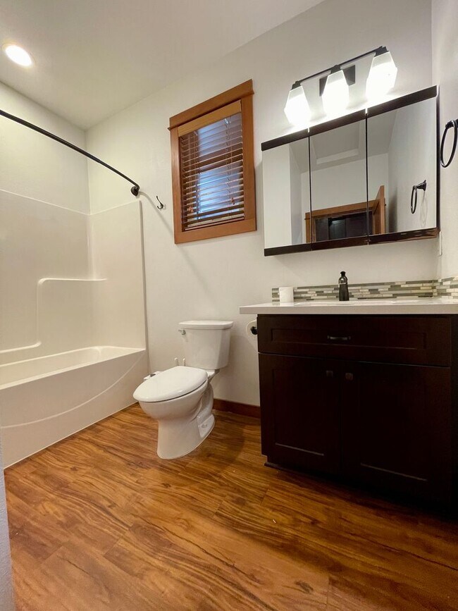 Building Photo - Gorgeous Cottage in Oregon City~ Hardwood Floors~ Private Back Area~ Washer/Dryer~ A/C