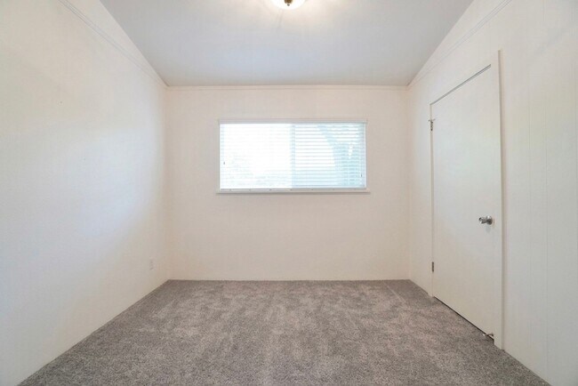 Building Photo - 1117 Mariposa Dr