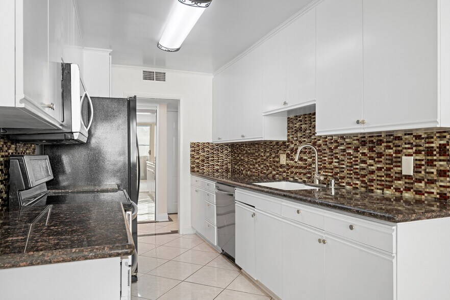 Building Photo - 14141 Dickens St
