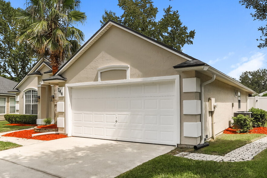 Building Photo - 744 E Cumberland Ct