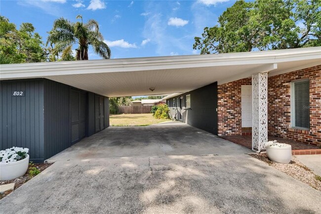Building Photo - 802 W Russell Dr