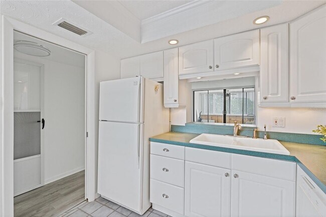 Building Photo - 2621 Cove Cay Dr