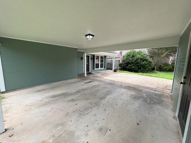 Building Photo - Charming updated 3 bedroom, 2 bath home in...