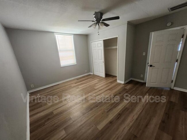 Building Photo - 2406 E Clark St