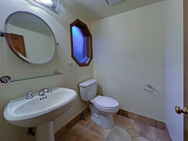 Building Photo - Gated Sound view home Des Moines area, 4 bed plus den 2.5 bath 3900 s/f, Available NOW!!!