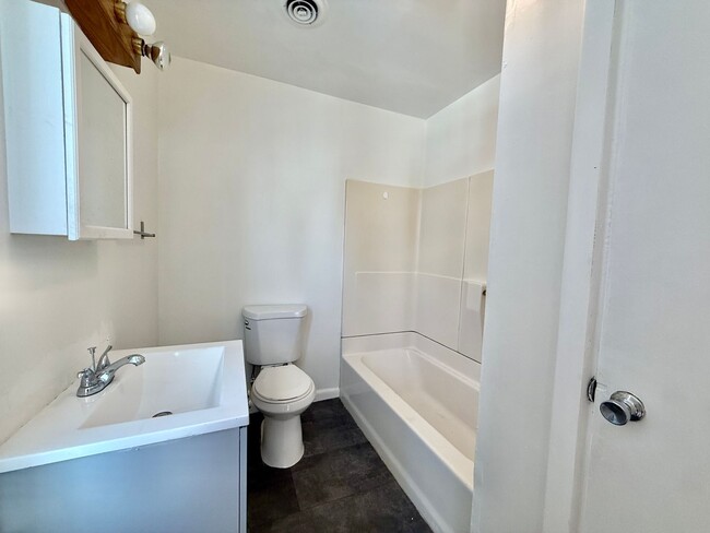 Building Photo - FOR RENT- Spacious 4 Bedroom 2 Bath Home in Penns Grove $2000