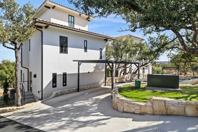 Building Photo - 2701 Bumble Bee Dr