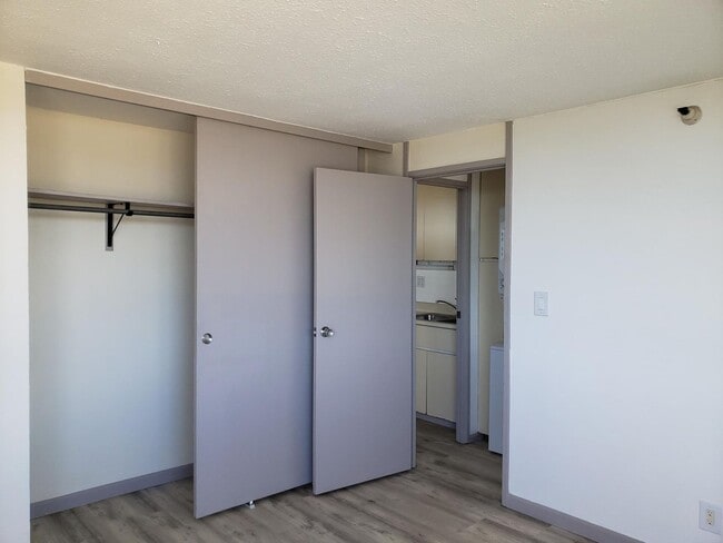 Building Photo - Century Park Plaza Condo - 1 bedroom, 1 bath, 1 parking - Avail 09/01/2026