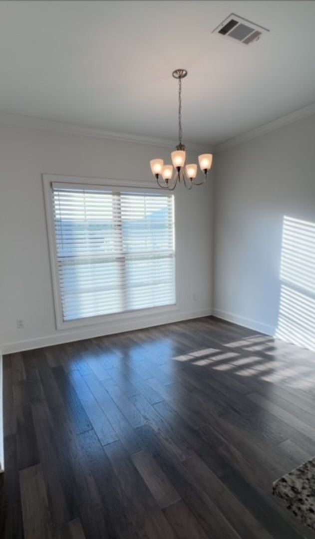 Building Photo - Beautiful 3 Bed 2 Bath Available this Fall!