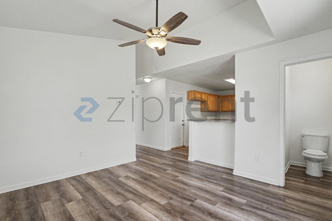 Building Photo - Unit D