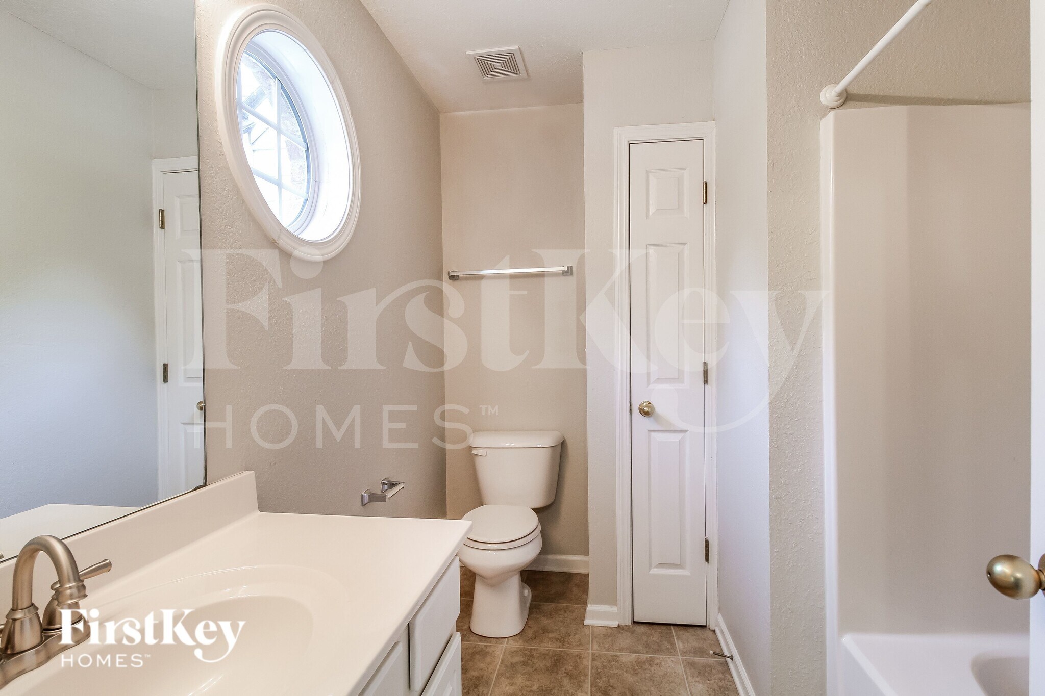 Building Photo - 243 Brookview Dr