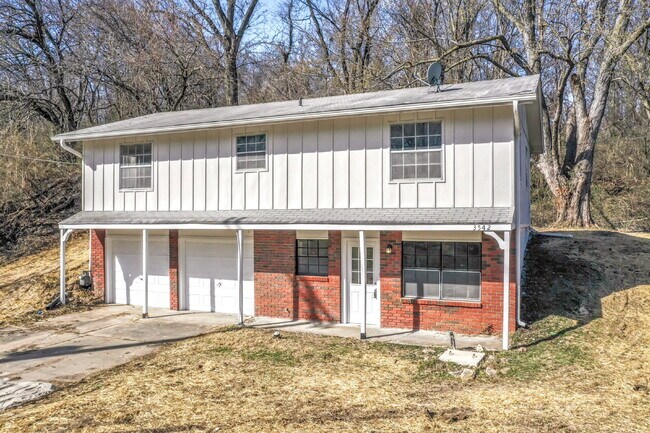 Building Photo - Beautifully Renovated 3 Bedroom Home in KCK Available Now!  1st Month's Rent is FREE!