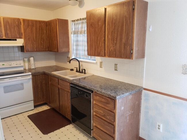 Building Photo - 1370 N Riverbend Dr