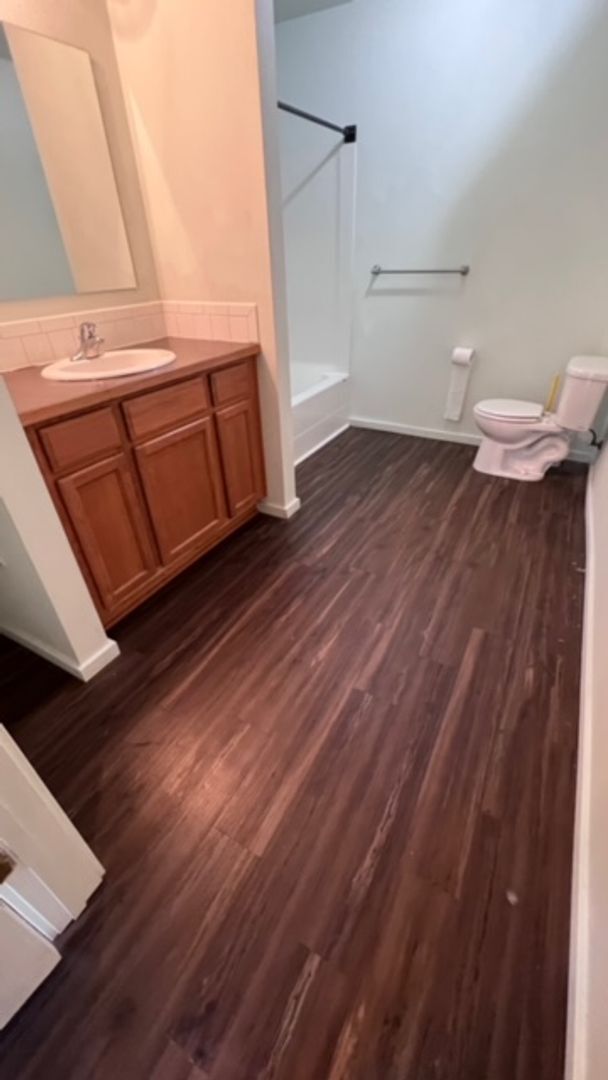 Building Photo - Beautiful 5-bedroom, 2-bath duplex!