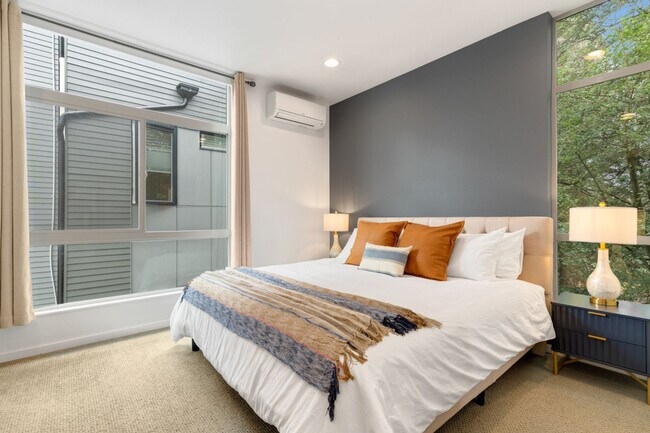 Building Photo - 913 10th Ave E