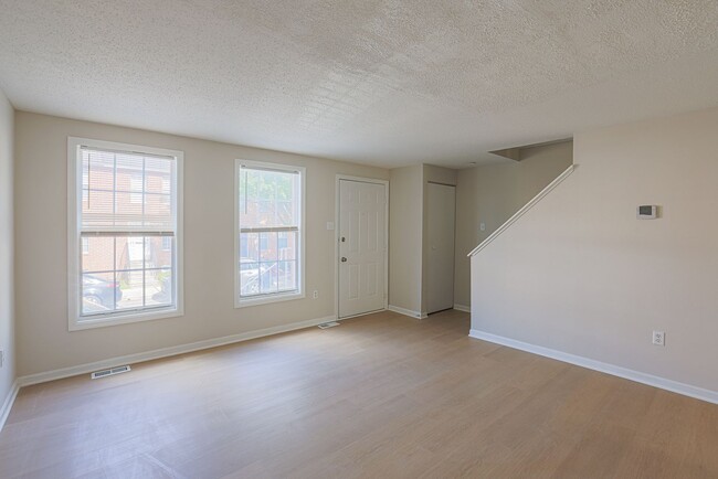 Building Photo - JUST RENOVATED Huge 3 bedroom 3 bathroom t...
